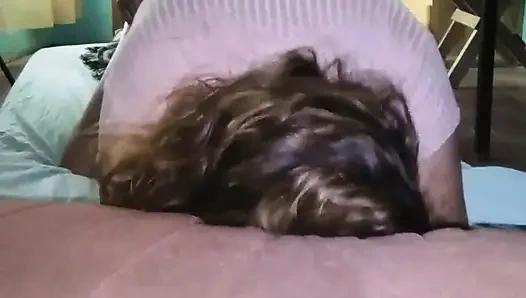 Pembe elbiseli kız arkadaşımla cep telefonumla kayıt yapıyor