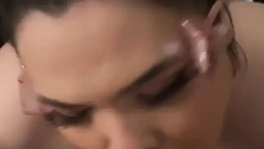 Cara apa yang lebih baik untuk mencoba tampilan riasan daripada dengan blowjob
