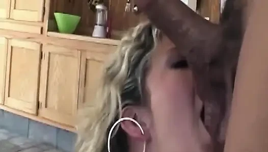 Blonde füchsin tief in den hals, pulsierender schwanz tropft mit schlampigem spieß