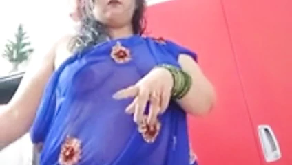 Auntee wearing a saree is in the mood for sex