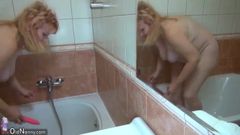 Стара баба, стара мачуха у ванній кімнаті мастурбує