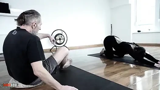 Lexy karma, tätowierte französische MILf lutscht und fickt hart in Yoga-spandex