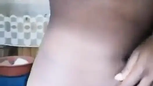 Черная женщина одна в доме