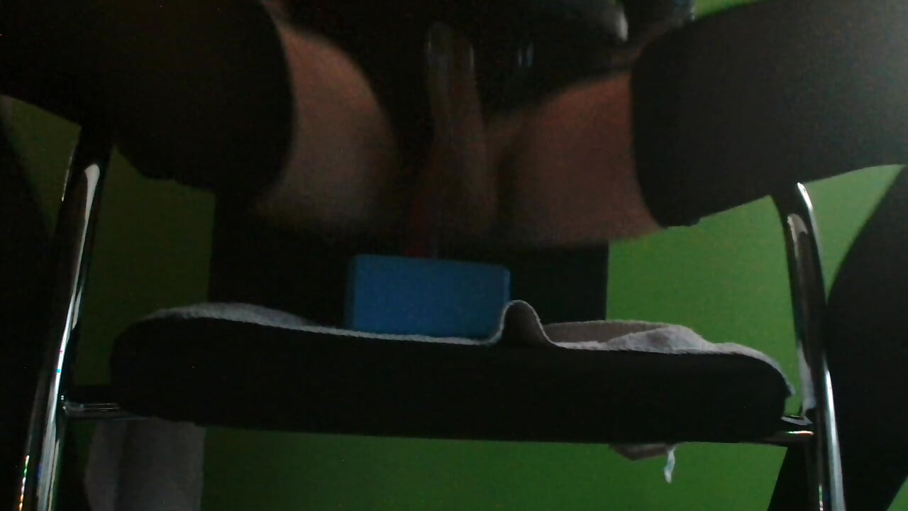 Leteks aur oonchi eri ke joote men kursi par 22 semi lanbe dildo ki savaari.
