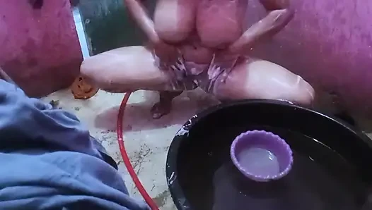 Meine Stiefmutter filmt sich immer unter der Dusche, um ihre große Firma zu präsentieren