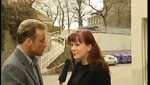 Rothaariges teen wichst schwanz, während sie beim casting gefingert wird