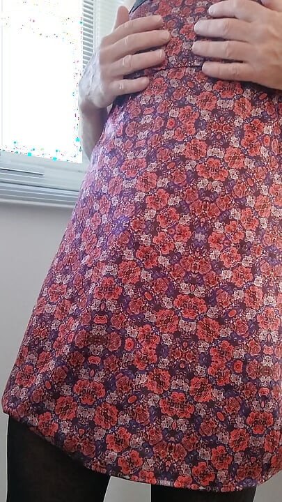Crossdresser dokucza i lubi pokazywać nową sukienkę i bieliznę