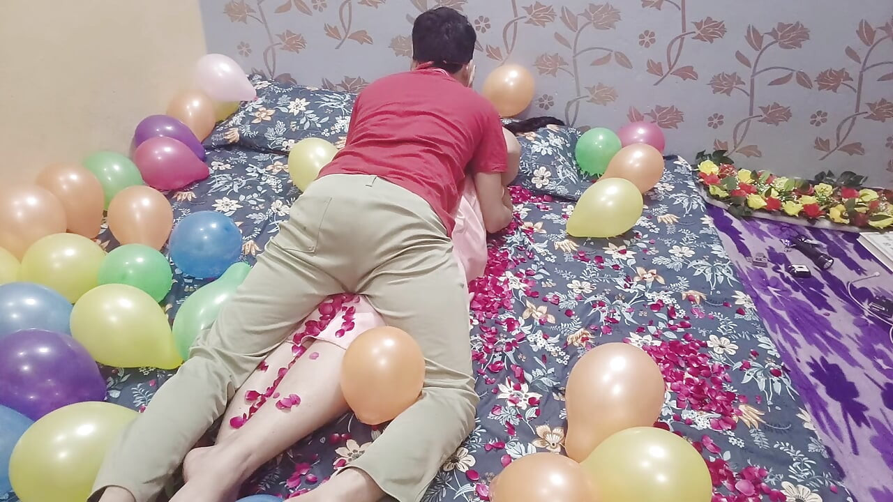 My College Girlfriend Gave Me a Hot Birthday Night Stand Surprise – Passionate Sex with Rose Petals & Balloons, Real Homemade