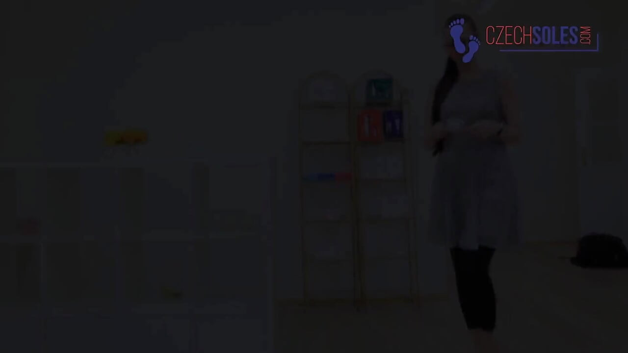 Los grandes pies apestosas de la recepcionista adoran en primer plano