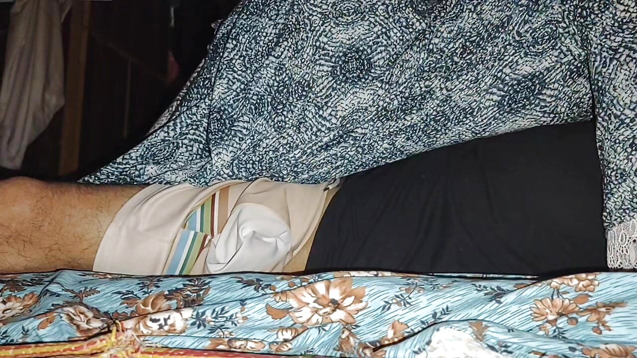Üvey kız ve üvey erkek kardeş gece yarısı eğleniyor