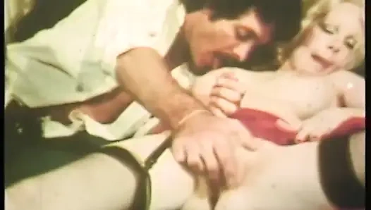 Klasik kıllı amcık büyük yarak emiyor üçlü grup seks partisi