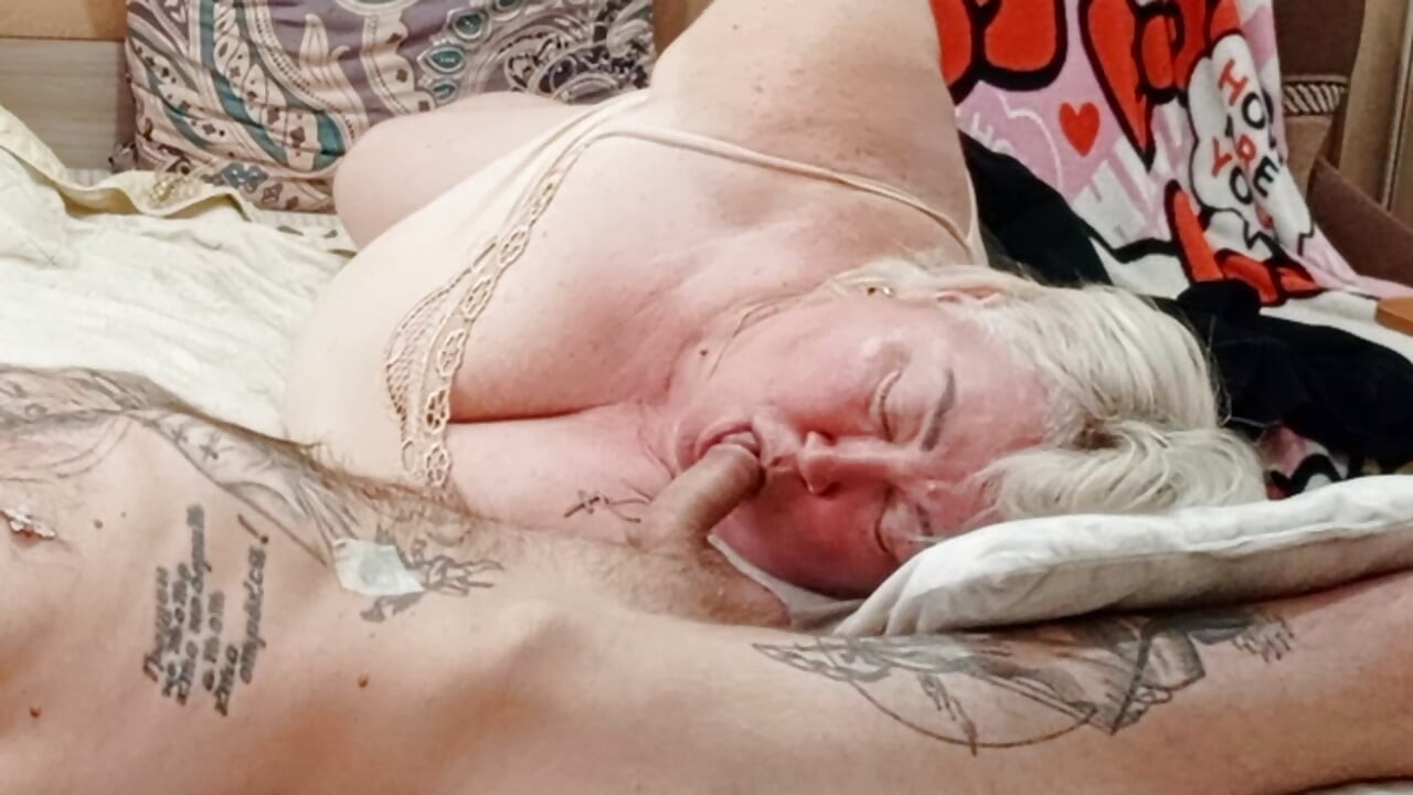 Susjeda je lagana na nogama i puši mi kurac dok joj ne svršim u usta