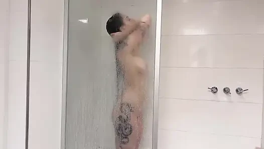Я сосу его, пока моя подруга купается