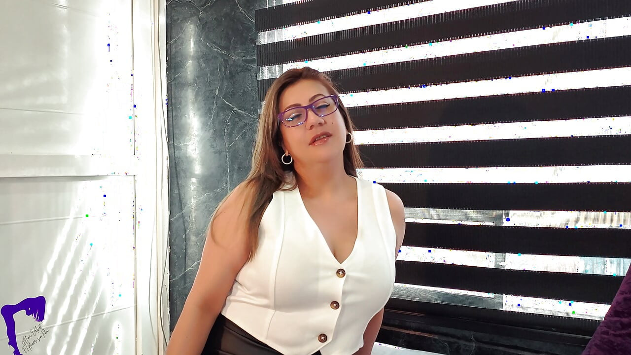 Mamă sexy secretară amatoare latino în audiție cu călărire inversă spermă dezvăluie sex oral cuplu matur erotic real