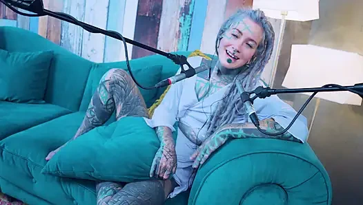 H hakkında konuşuyorum - mutluluk - asmr podcast sfw konuşuyor gotik sıska kız dreadlocks dövmeli model dövmeli kız