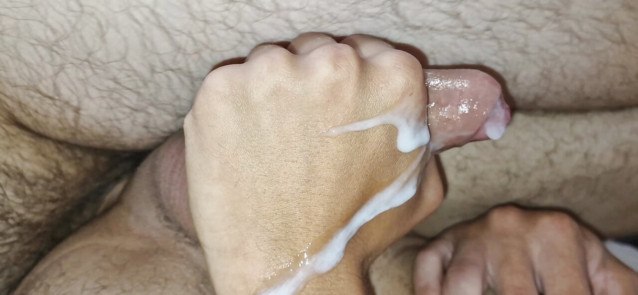 弱虫フェムボーイが滑らかなお尻にザーメンで巨根を咥えました!