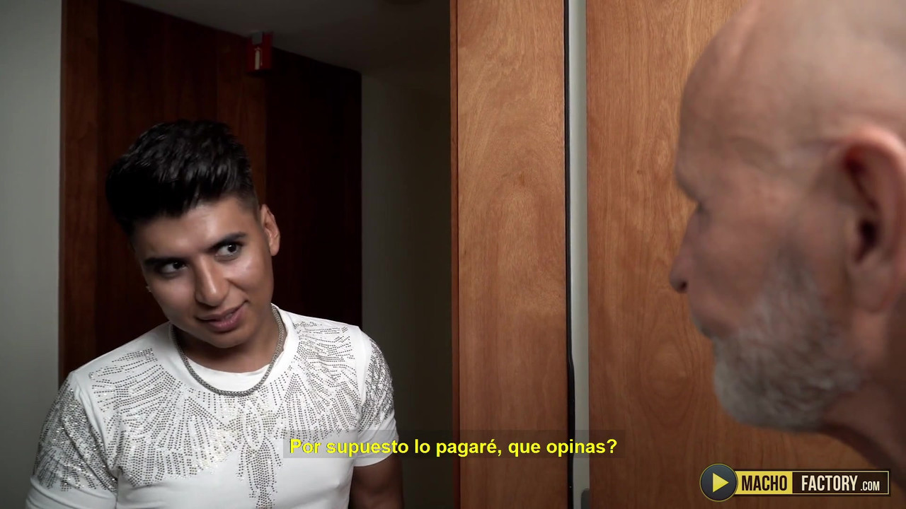 超级性感的爸爸benedictus得到一个大玩具和大鸡巴插他紧致的屁股