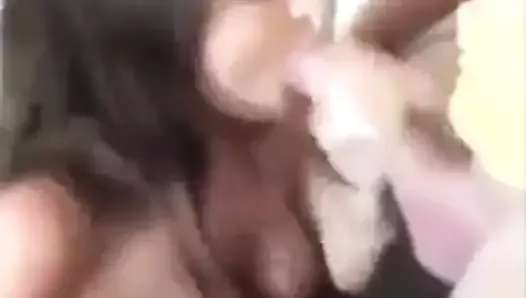 Novinha Tomando uma leitada na boca