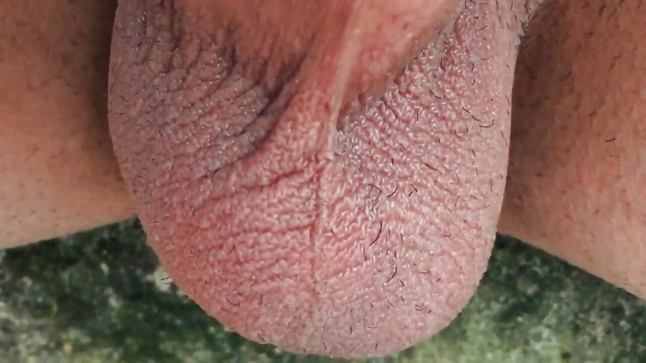 Twink球在寒冷的天气在户外 - 特写球和柔软的鸡巴