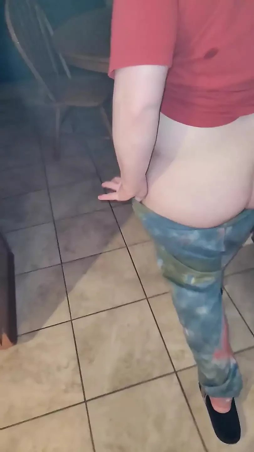 Plavokosa milfa koja čisti flaše morala je da piša