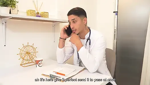 Dokter berhasil mengobati memek pasiennya yang lagi sange berat dengan ngentot memeknya habis-habisan sama kontol besar