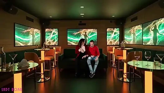 Ich masturbierte einen Nachtclubmanager im VIP-Raum, während mein Mann filmte