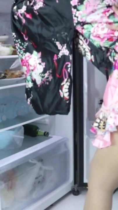Thrilling moment from "Thai girl looking for food gets in front of the refrigerator"
