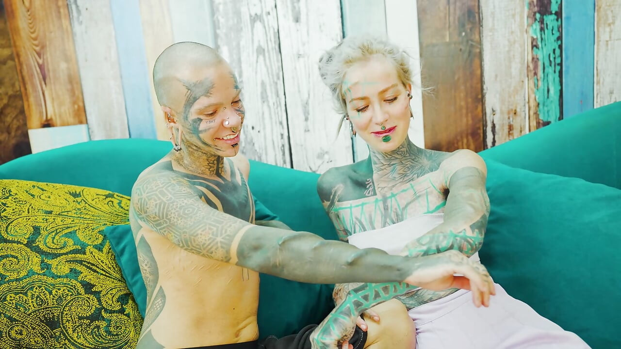 Tattooed Trans Girl Lesbian Play Pussy Licking and Toy