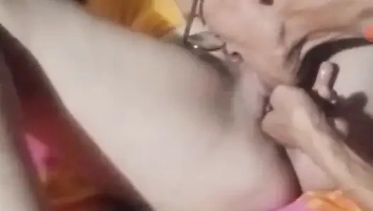 Memek istri cantik enak bange dijilat