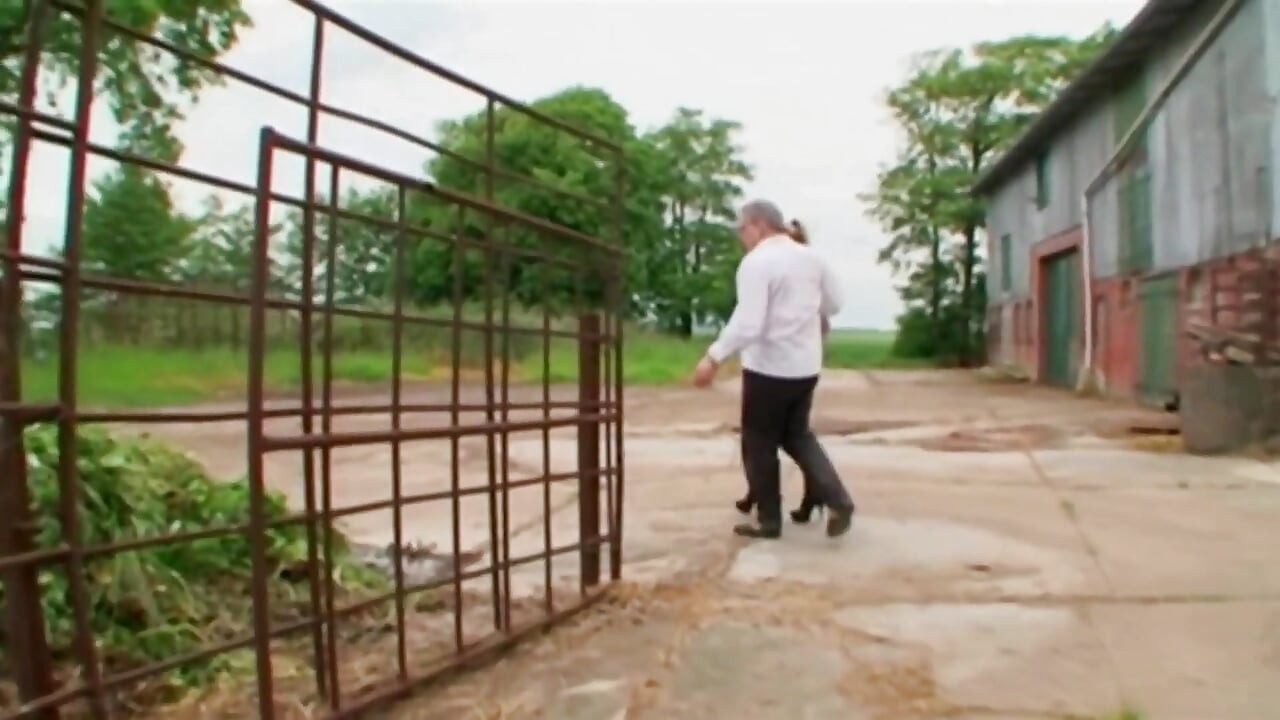 Bağlı Sarışın Yoğun BDSM Üçlü Sekse Boyun Eğiyor