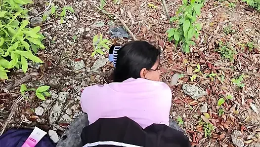 Aku pengen banget nyepong kontolnya dan minta dia ngentot aku di luar ruangan, aku suka banget