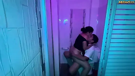 Трахаю в ванной на дискотеке