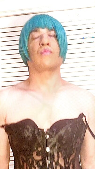 Kadın kılıklı sürtük Kandi seksi korse sallanan yarak trans müzik videosu