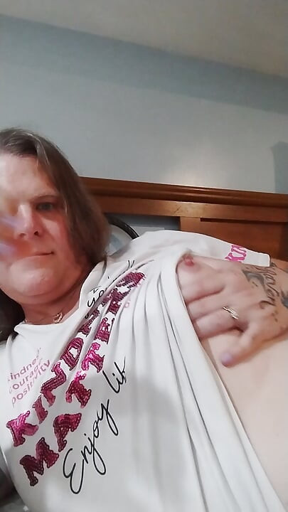 Time to invite you into my bedroom for a little close-up look at what I do when I'm all alone