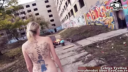 Немецкая блондинка с маленькими сиськами и татуировками во время свидания на улице