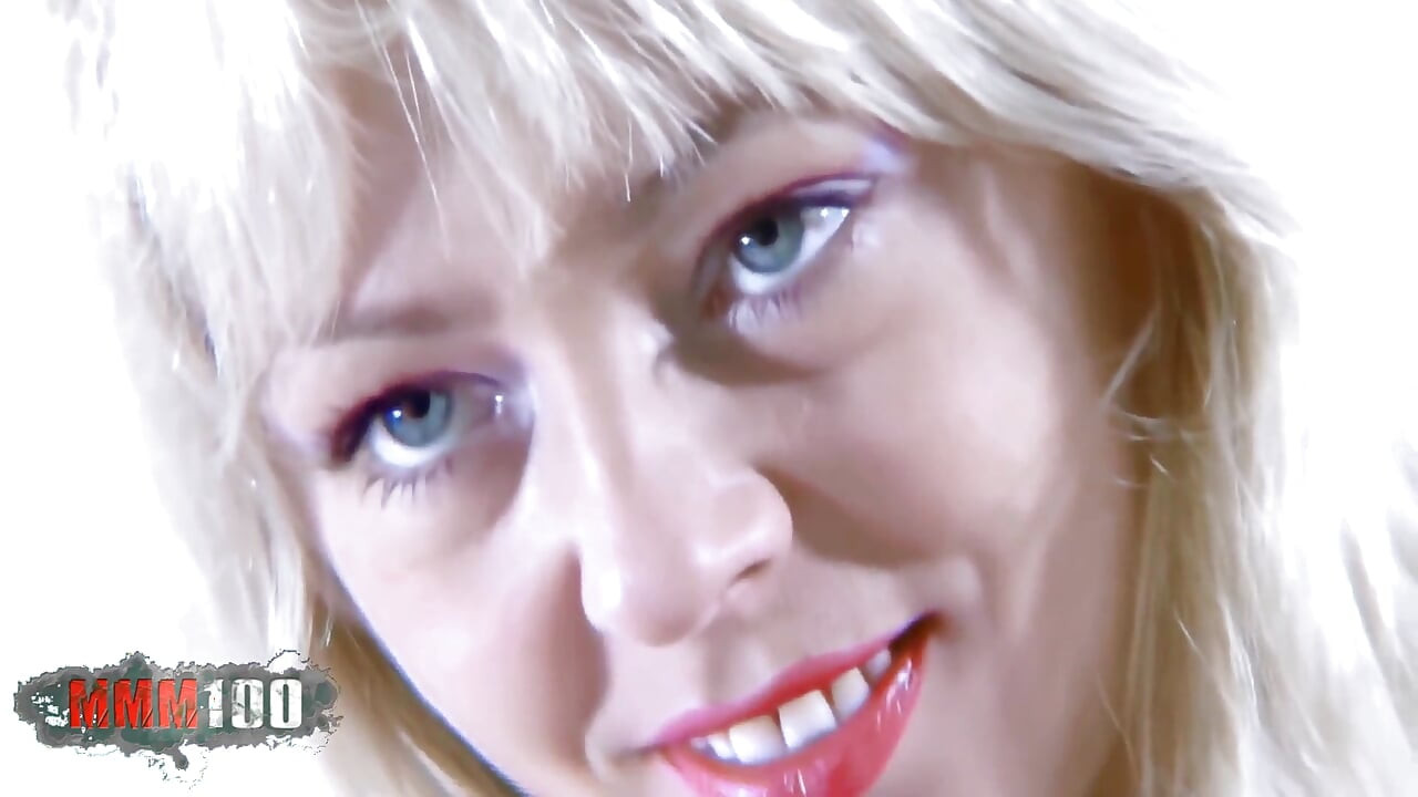Carmen blonde blondine in roze jurk stript