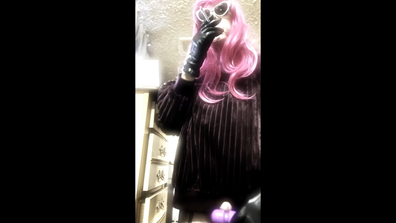 SMOKING LONG CIGARETTES AND VIBRATING MY CLITTY WHILE IN THE BATHROOM