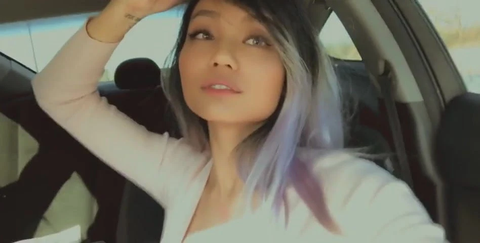 Asiatiska flickor som kysser i bilen