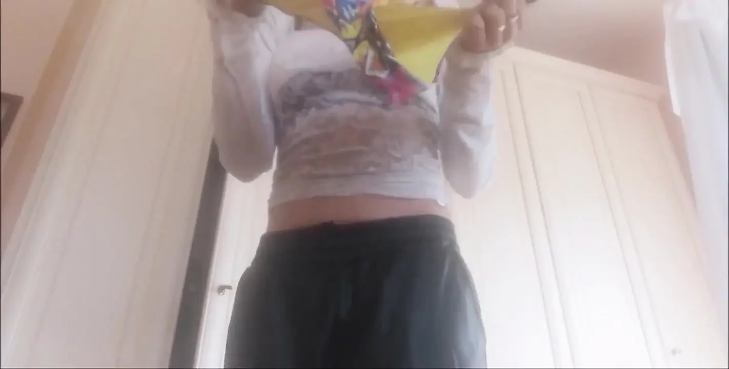 继母换她的比基尼...而你在看我! 你是一个真正的拉斯卡尔继子..Sniff My Ass