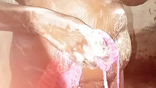 Индийская сексуальная девушка принимает душ, видео.