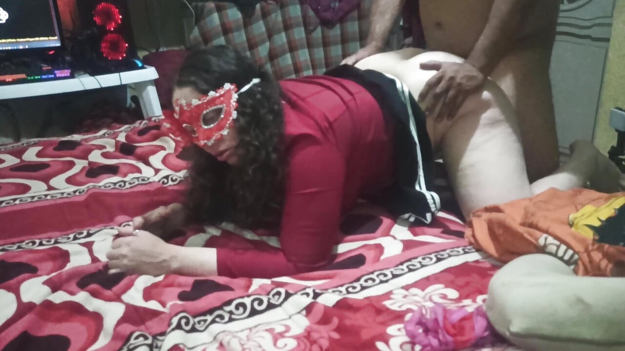 Batendo na minha esposa com muita força por seu pod suculento até ela terminar com prazer, molhada sexy mascarada
