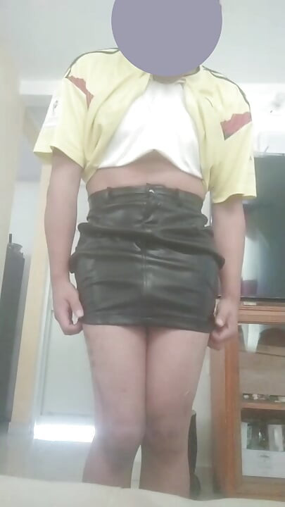Femboy isprobava novu suknju upravo donesenu od kuće