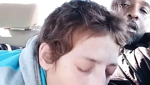 Edepsiz sokak fahişesi kahvaltıda dölümü içiyor. MİLF