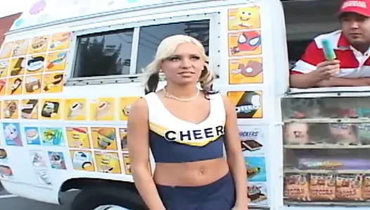 Versaute schätzchen, szene 1_slim blondes teen hat sex in einem eiswagen