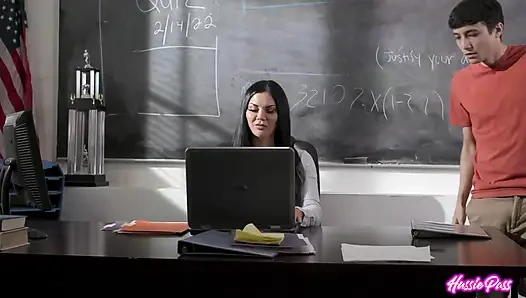 Jasmine Jae kalçalarını zıplatırken Ricky İspanyol'un sert yarağına biniyor!