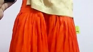 Indisches sexy Mädchen mit Salwar-Anzug