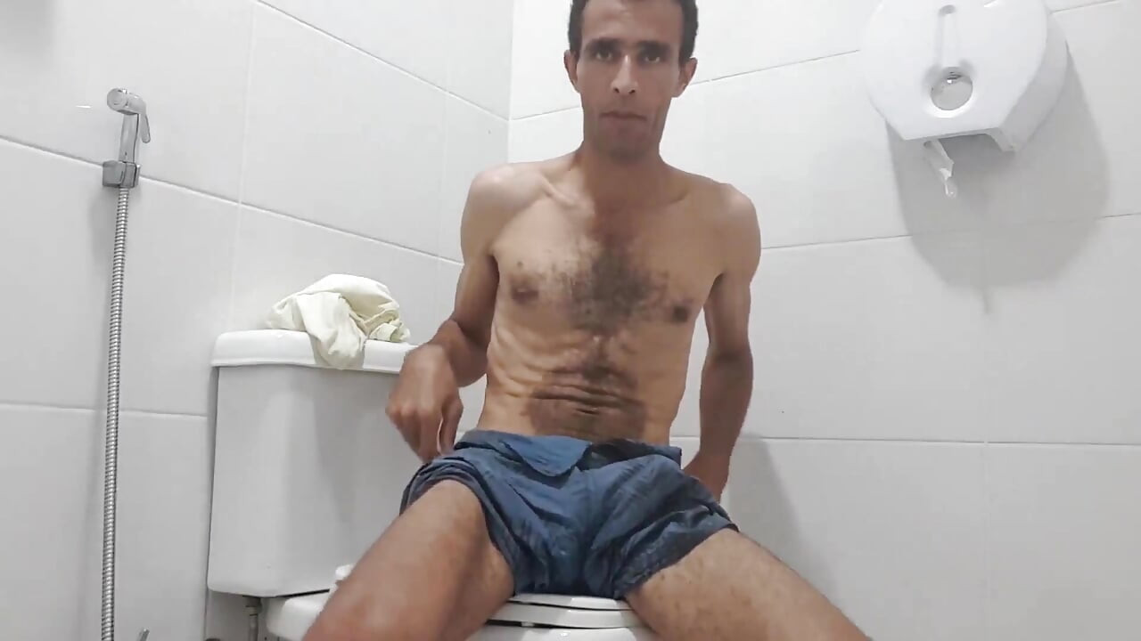 Arătându-mă complet și masturbându-mă până când ejaculez