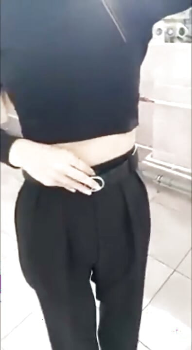 클럽 화장실에서 옷을 벗는 여자