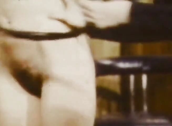 Dominatrix retro entrena sumisas con látigos y consoladores vintage