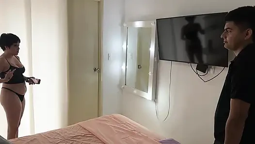 Я вижу, как моя латинская сводная сестра делает сексуальные фотографии для своего бойфренда